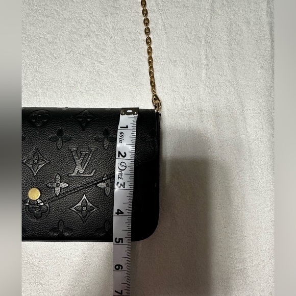 Elegant Black Crossbody Bag - Picture 8 of 10